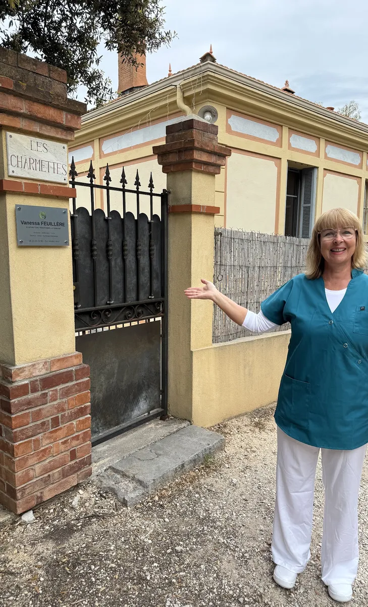 Vanessa Feuillère devant le portail d'entrée de la bastide Les Charmettes