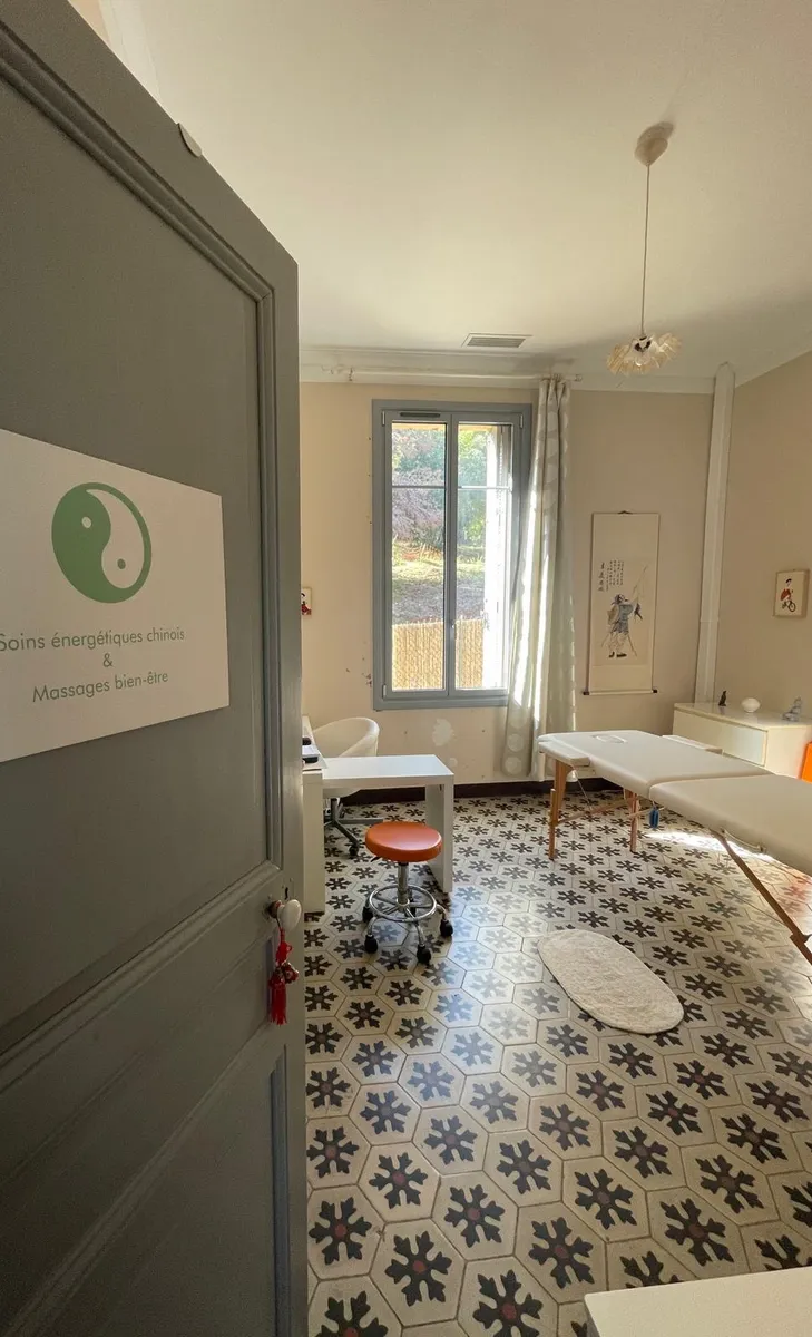 Table de massage dans le cabinet