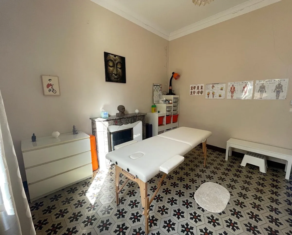 Salle de soin préparée pour une séance d acupuncture