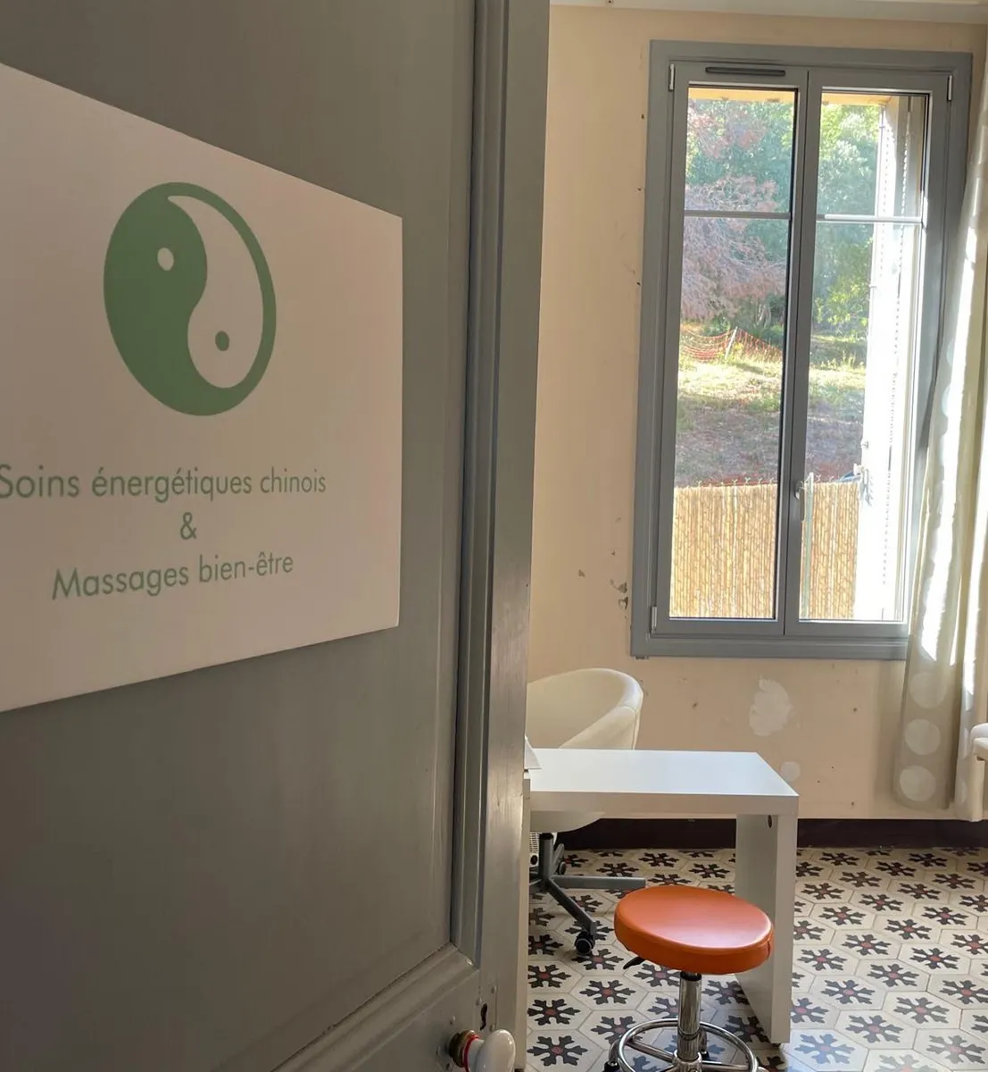 L'entrée de la salle de soins énergétiques chinois